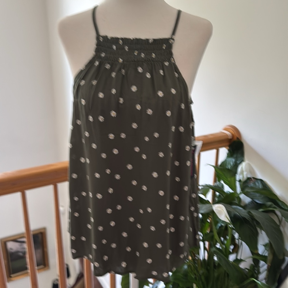 NOBO kid’s hunter green and White Daiy Floral Top
